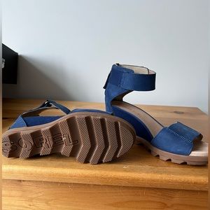 Sandales à semelles compensées bleu en suède , marque Sorel, grandeur 7